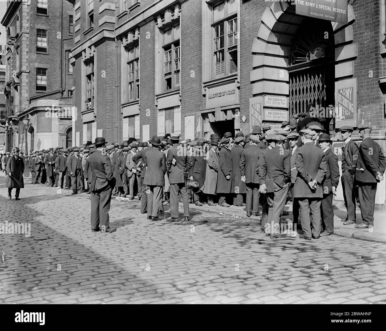 Scena presso il cantiere scozzese ufficio di reclutamento in risposta all'appello dell'ufficio di guerra per 1000 uomini sposati per importanti lavori di guerra Foto Stock