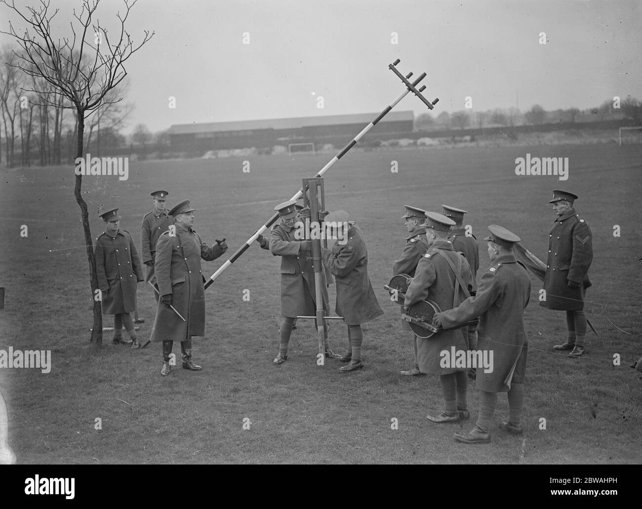 Dimostrazione presso la Caserma di Mons , Aldershot , con il corpo reale dei segnali . Costruzione di un palo a quattro vie con semippermamento . 15 febbraio 1938 Foto Stock