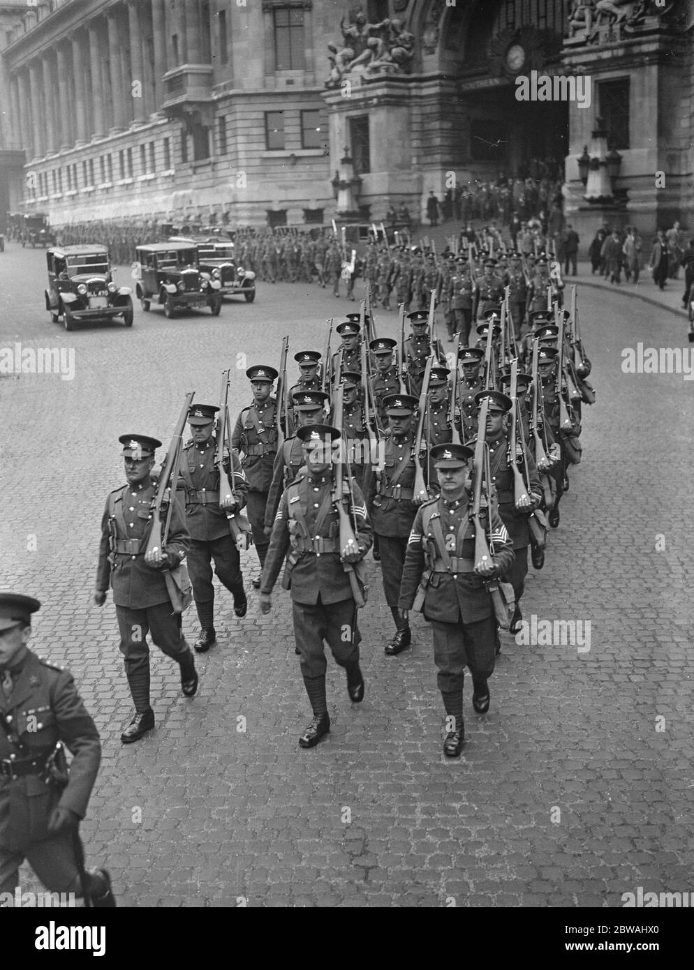 2° Battaglione West Yorkshire Regiment (Principe del Galles proprio) che arriva a Waterloo in rotta per la torre . È la prima volta dal 1688 che un reggimento di fanteria , diverso dai guardiani, occupa la torre il 27 maggio 1936 Foto Stock