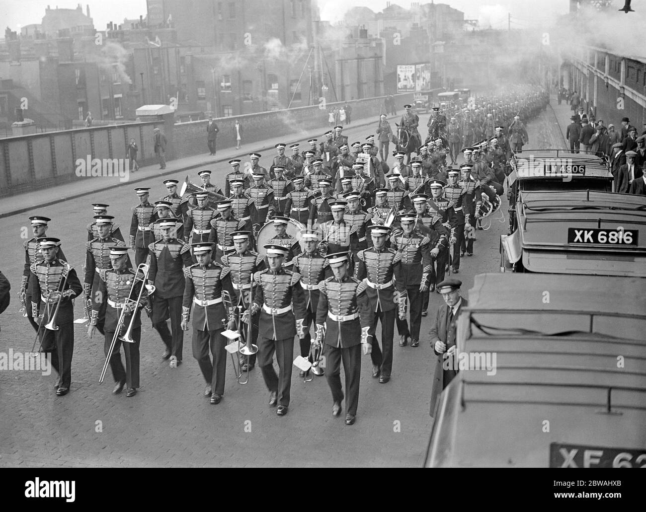 La band del secondo flusso freddo guarderà a Waterloo , quando il battaglione si è trascinato per Pirbright il 6 agosto 1932 Foto Stock