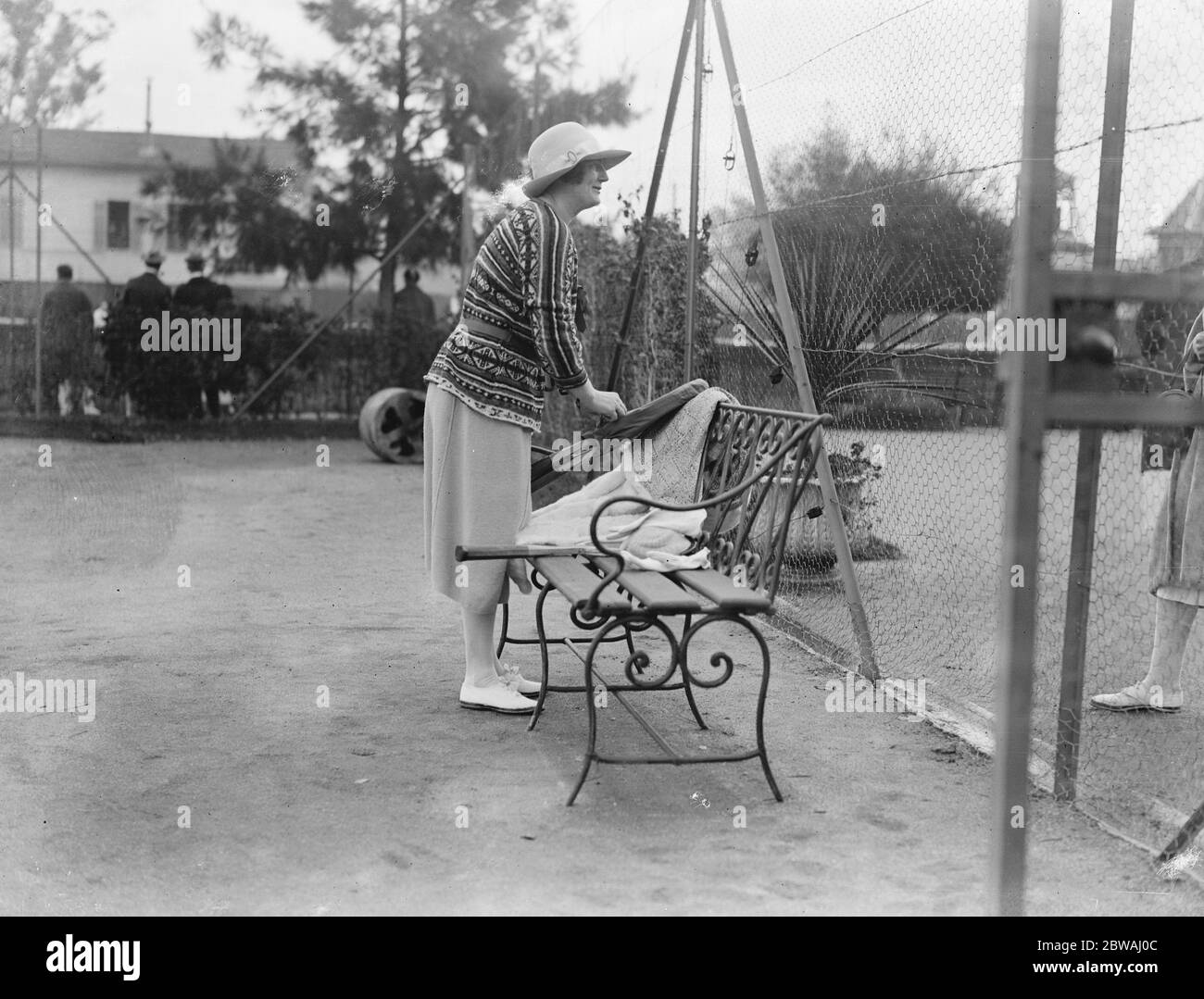 Tennis al Carlton Club , Cannes Mrs Winston Churchill in Jazz Jumper Foto Stock