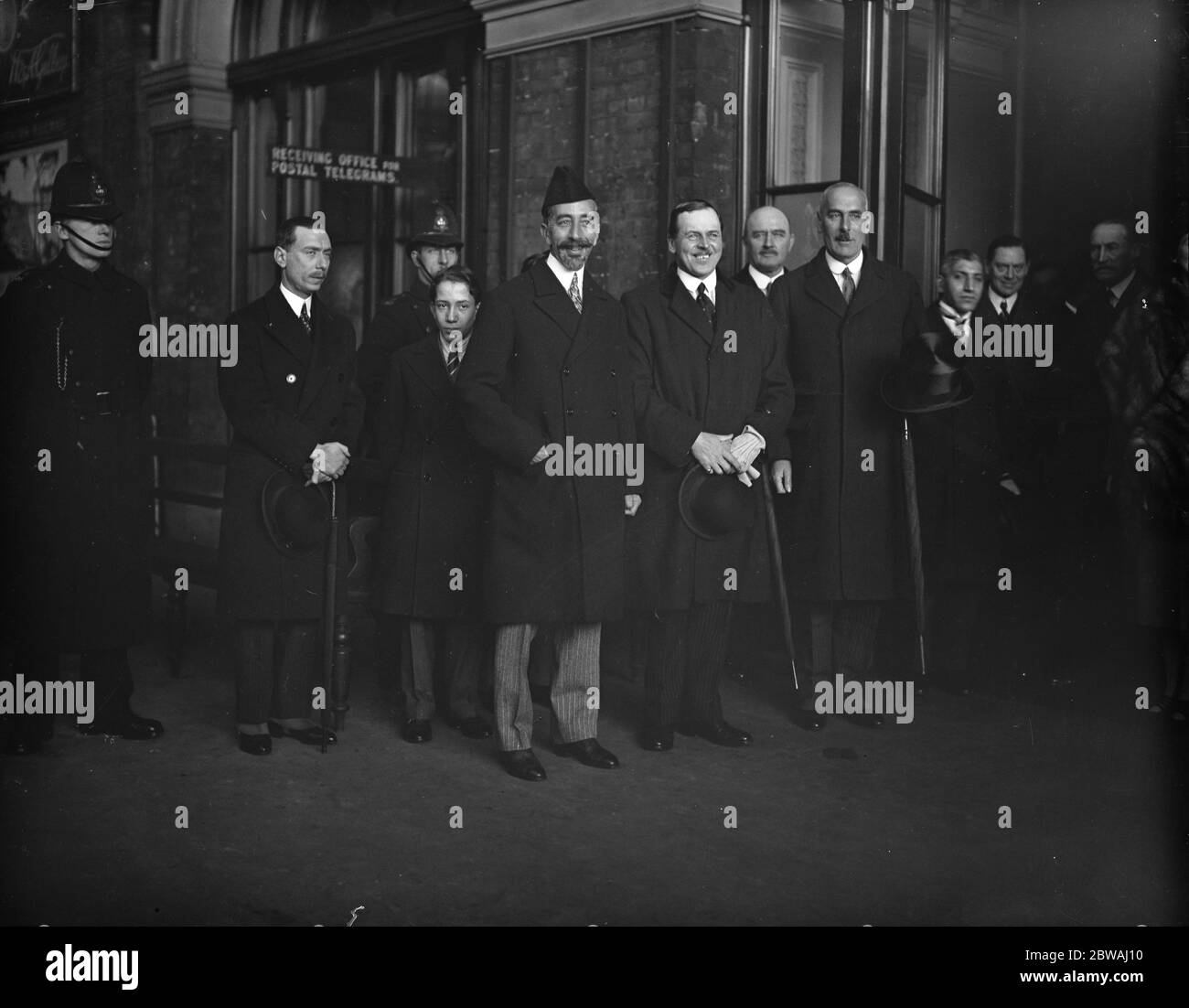 Re Faisal di Iraq , fotografato alla sua partenza da Victoria Station , Londra . 5 dicembre 1927 Foto Stock