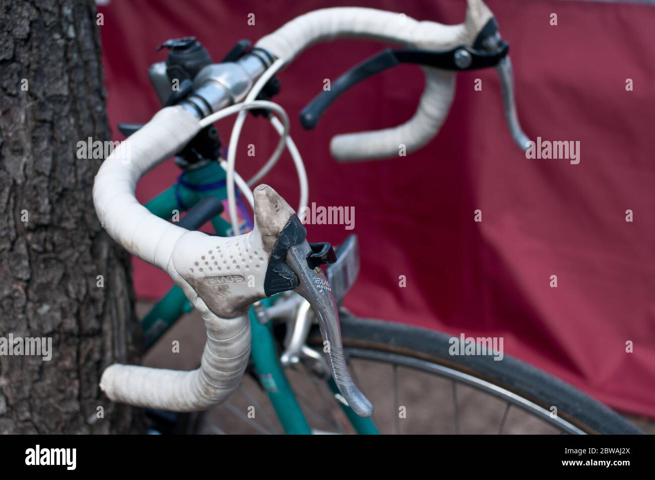 Manubrio di una vecchia bicicletta da corsa con manico a goccia sul marciapiede, Brooklyn, New York, USA Foto Stock