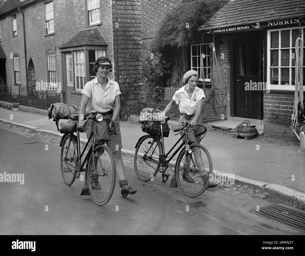 Ciclisti di ragazza moderna a Beaulieu , Hampshire 13 agosto 1932 Foto Stock