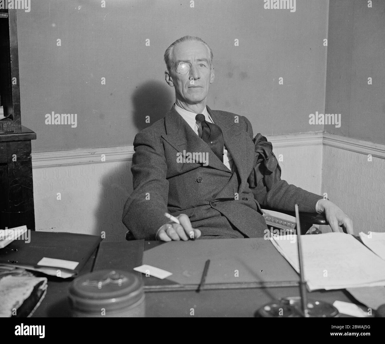 Sig. Claude Taylor, Dipartimento del commercio D' oltremare. Fotografato nel suo ufficio , British Industries Fair , White City 10 febbraio 1931 Foto Stock