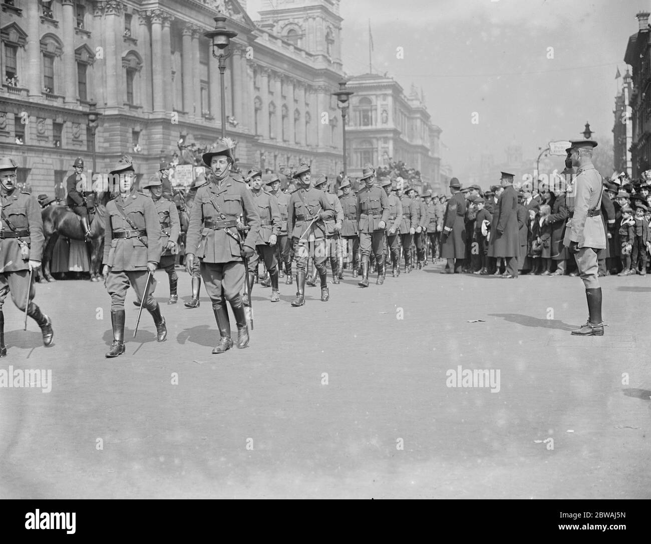 ANZAC Day a Londra - il generale Sir William Birdwood guardando la marcia passata il 25 aprile 1917 Foto Stock