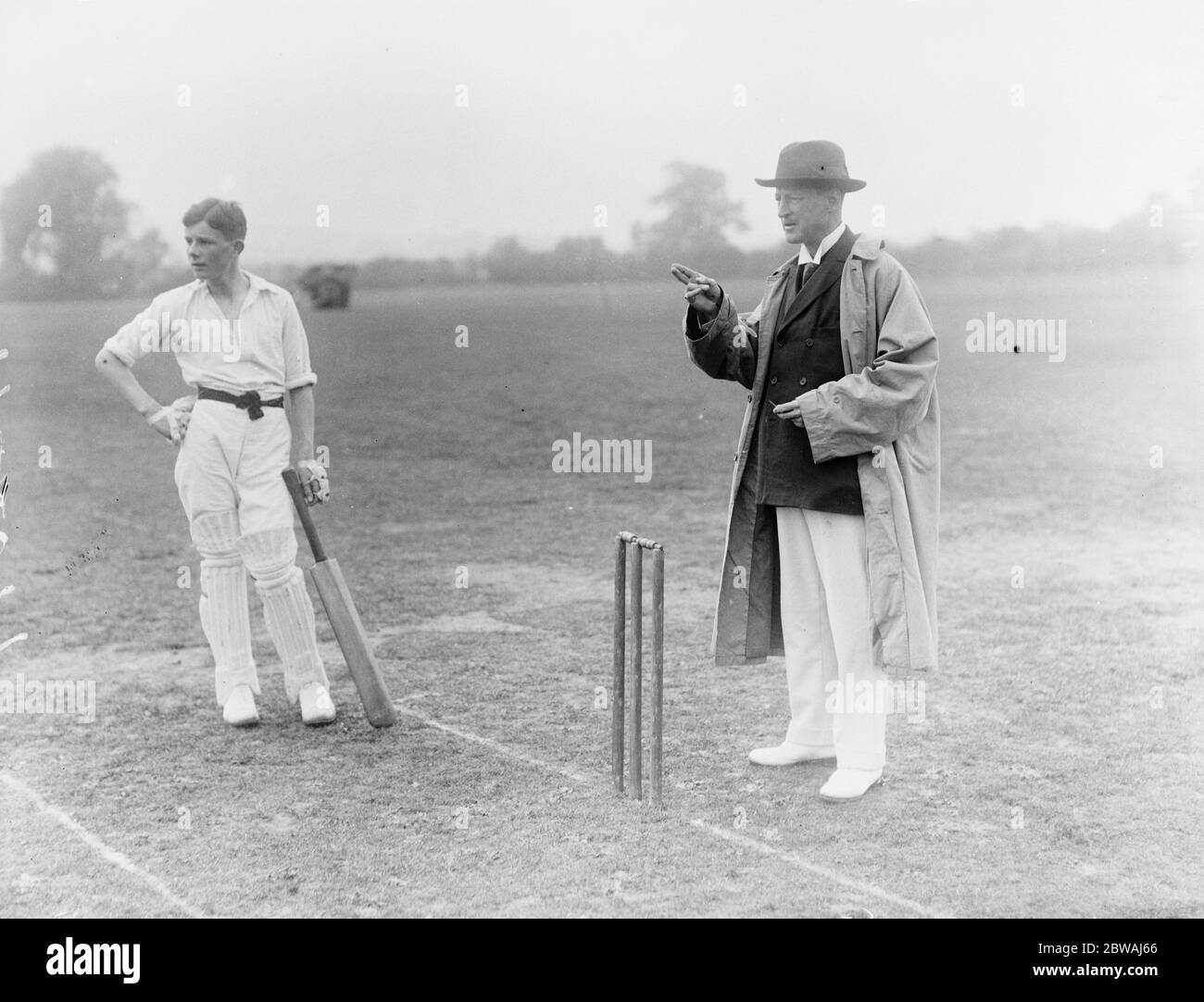 Duke of Marlborough agisce come umpire alla partita di cricket tra due squadre di studenti di Oxford . Il centro di donazione del duca . 24 luglio 1922 Foto Stock