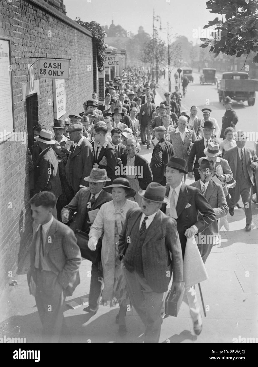 Inghilterra contro Sud Africa test match a Lords . Parte della coda , che ha cominciato a forare alle 8.30 . 29 giugno 1935 Foto Stock