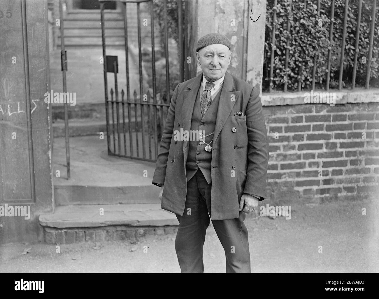 Un ciclista pioniere George Boden , che ha appena festeggiato il suo 71 ° compleanno , è stato il primo uomo a guidare una bicicletta in acciaio rimmed in Inghilterra . La macchina fu realizzata dal padre e successivamente acquistata e utilizzata nelle sue prestazioni da Blondin , il famoso camminatore a corda stretta. 22 ottobre 1931 Foto Stock
