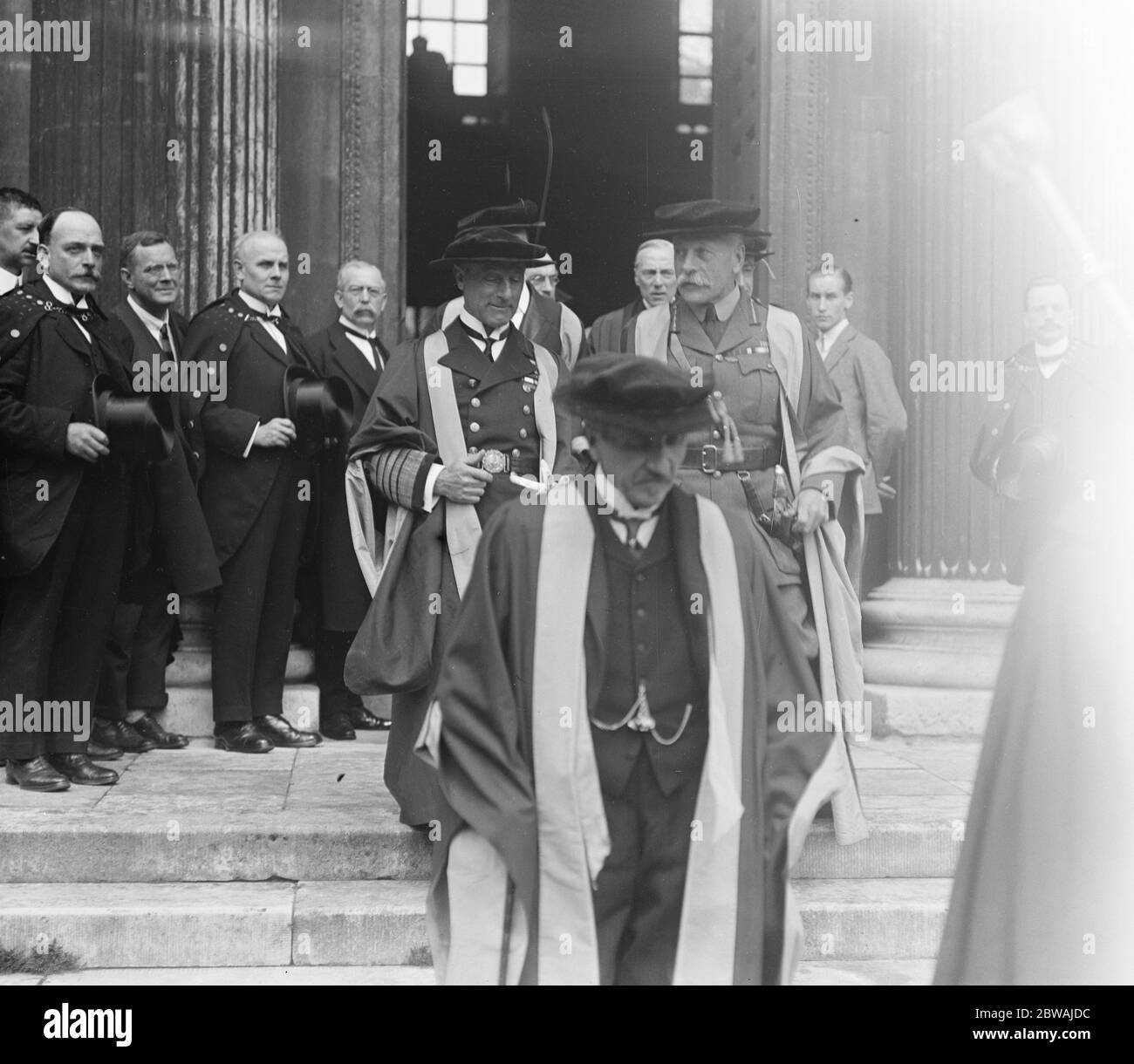 Haig e Jellicoe lasciano la Camera del Senato a Cambridge dopo aver ricevuto i diplomi il 20 maggio 1920 Foto Stock