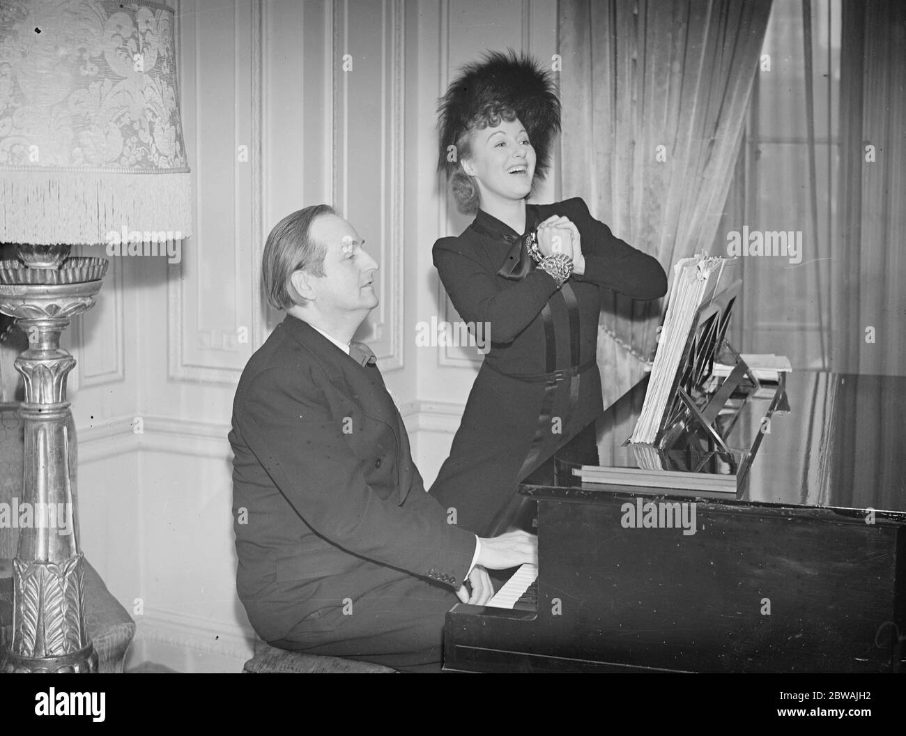 A Claridge's . Grace Moore, con il sig. Walter Rimmel, pianista. 29 ottobre 1938 Foto Stock