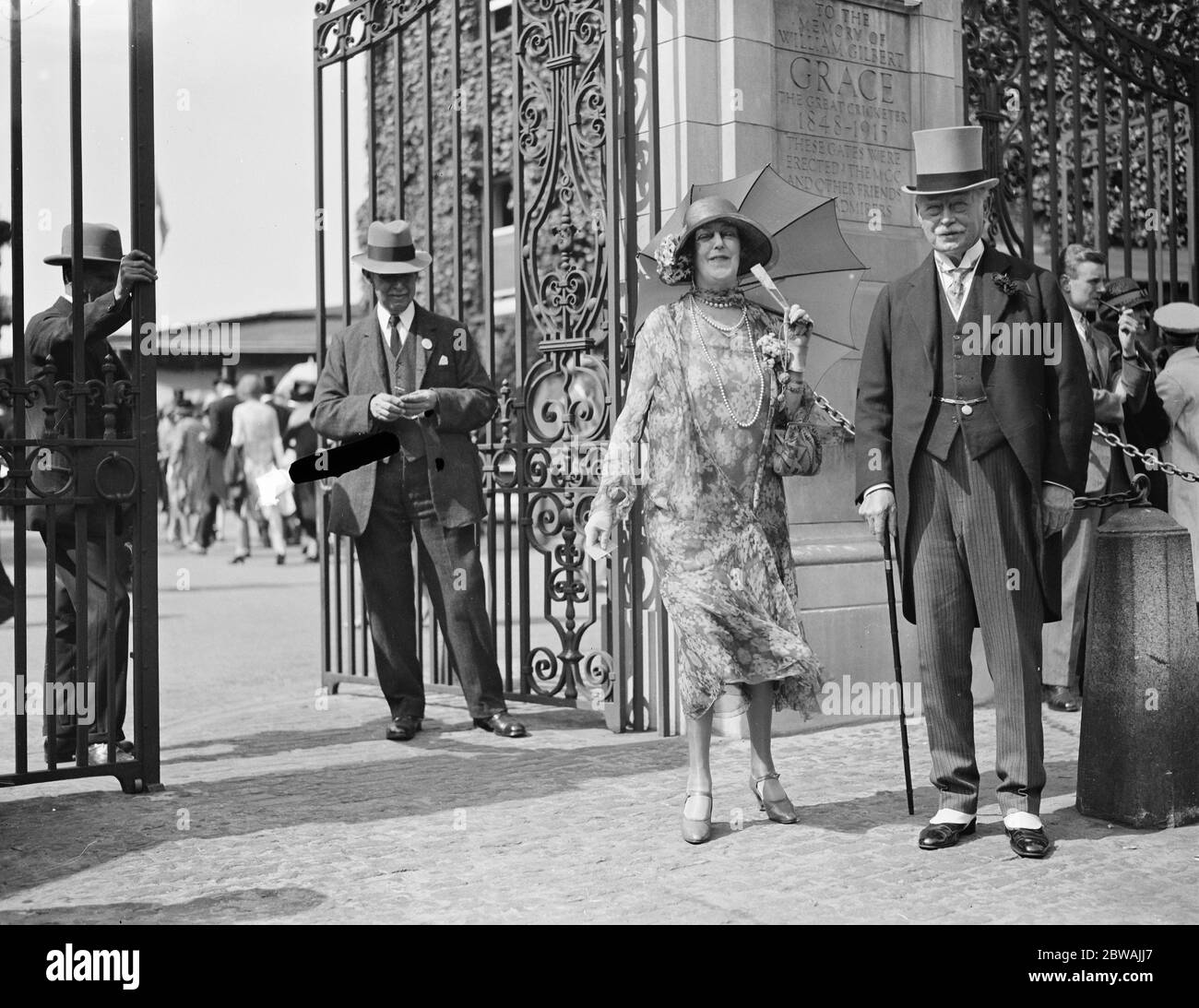 Eton contro Harrow a Lords . Sir Clement e Lady Kinloch Cooke 12 luglio 1929 Foto Stock
