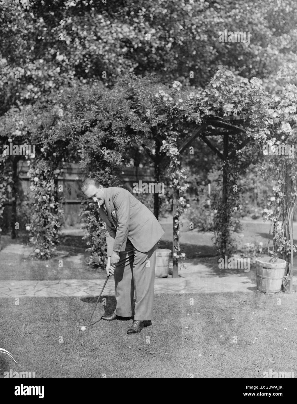 Robert Naylor a casa a Wembley . MR Naylor si ricorderà che ha preso la parte del signor Richard Tauber con breve preavviso a Drury Lane . Giocare a minigolf. 6 luglio 1931 Robert Naylor - 1899-1968; tenore britannico (Yorkshire) che cantava Don Jose (Carmen) per Carl Rosa Opera Company, e ottenne fama durante la notte quando si trovava in Richard Tauber nella terra dei sorrisi nel 1931. Per un decennio fu una delle principali star dell'opera, della radio e della varietà, e fece molte registrazioni Foto Stock