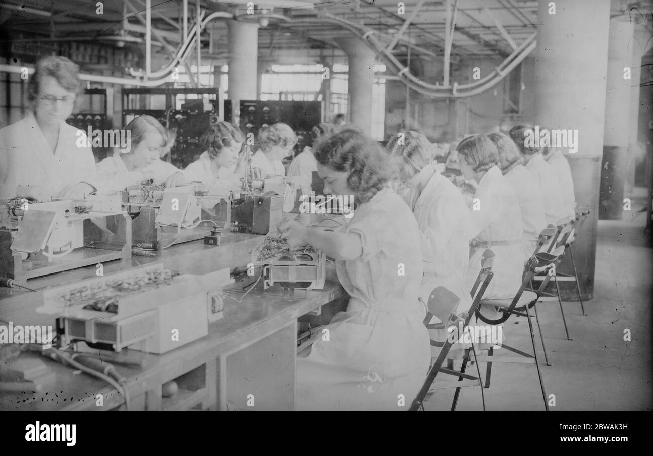Una scena impegnata nell'assemblaggio di set radio al H M V lavora a Hayes , Hillingdon , Londra il 5 agosto 1932 Foto Stock