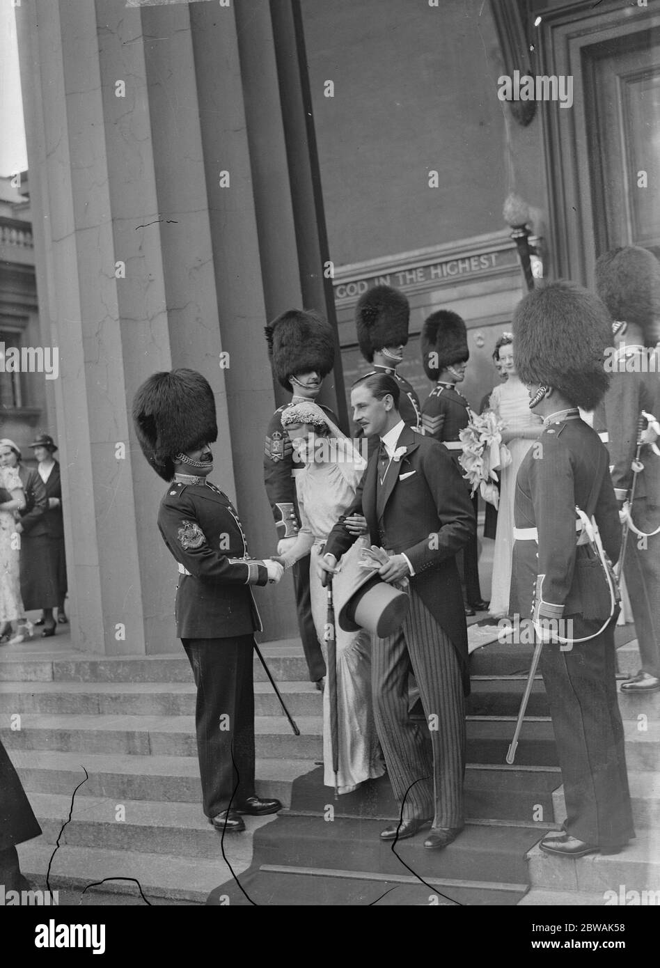 Matrimonio del signor J e B Papa e della signorina Elisabeth Watson alla Cappella delle Guardie , Wellington Barracks 17 luglio 1936 Foto Stock