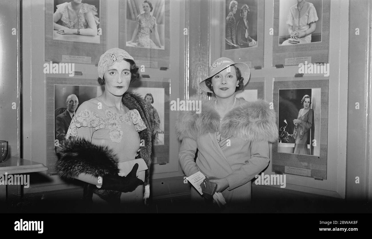 Vista privata dello spettacolo del Capitano Peter North dei ritratti di personaggi famosi. Le sig.ra Cunningham Reid e la sig.ra Alexander McCorquodale. 20 giugno 1933 Foto Stock