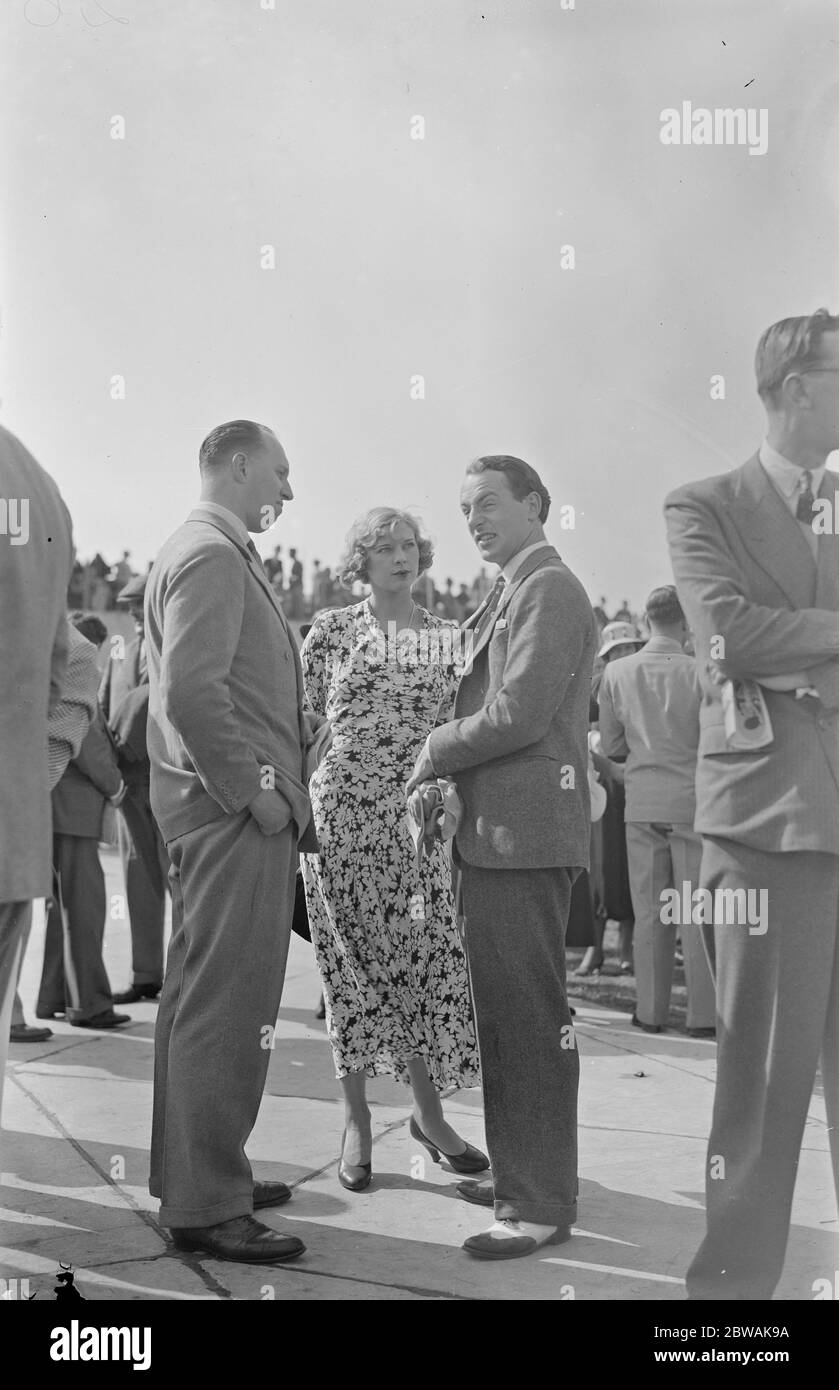 Gilda di piloti aerei e navigatori esporre al Brooklands Earl di Brecknock , Miss Althan e MR Whitney 1933 Foto Stock