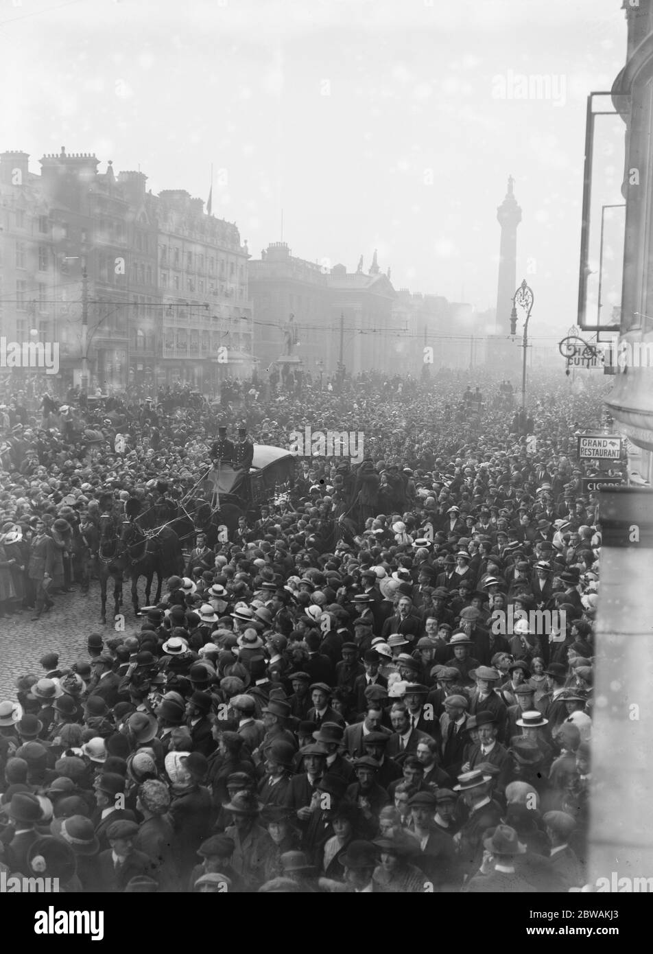 Processione funebre a Dublino passando la statua di o ' Connell in Sackville Street Foto Stock