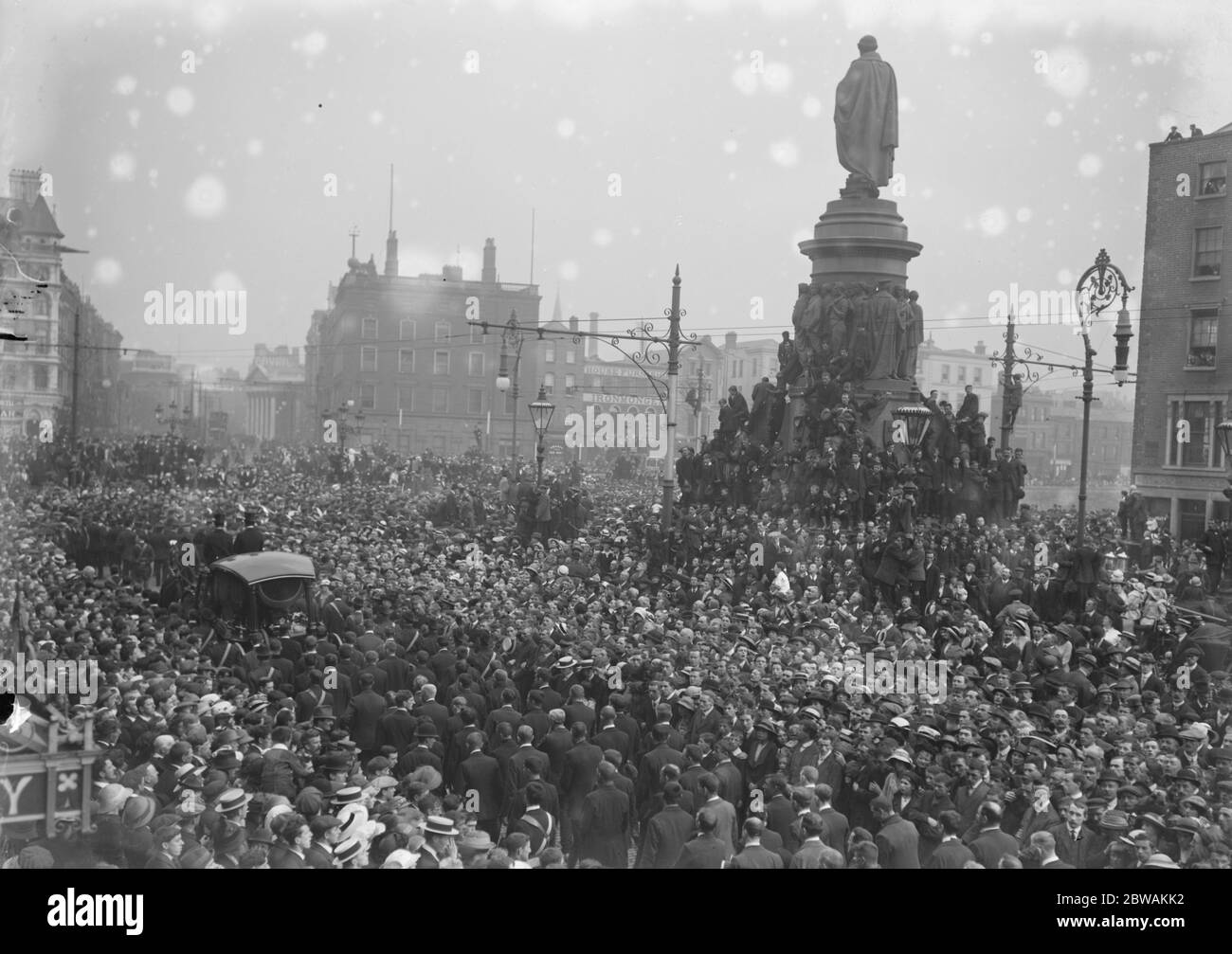 Processione funebre a Dublino passando la statua di o ' Connell in Sackville Street Foto Stock