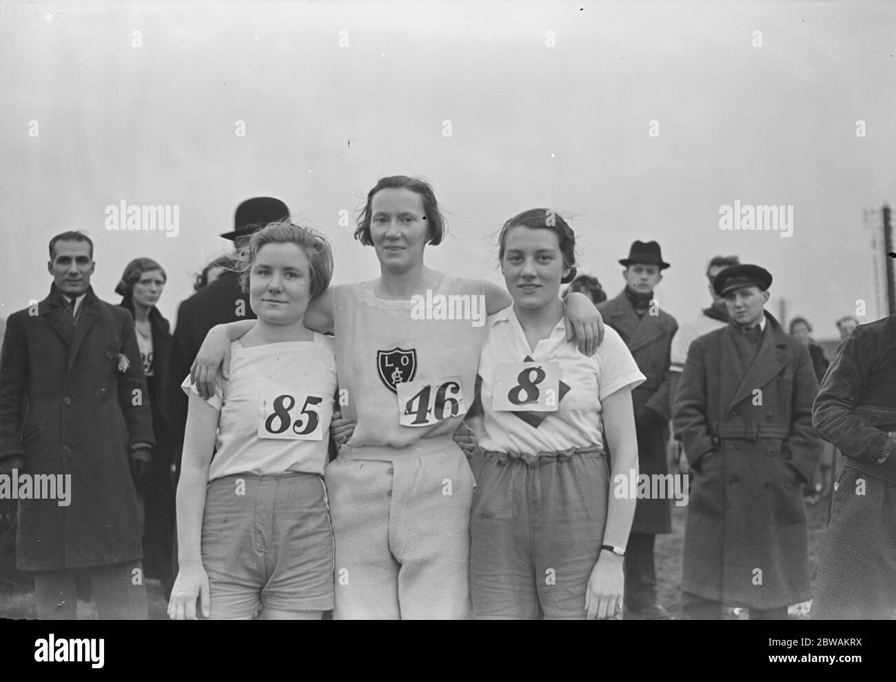 A nord del campionato di Cross Country del Tamigi , al Club delle Signore di Spartan , Hounslow a sinistra a destra Miss i Peek (2 ° ), Miss L Styles (Vincitore) e Miss P Forster (3 ° ) 19 Febbraio 1937 Foto Stock