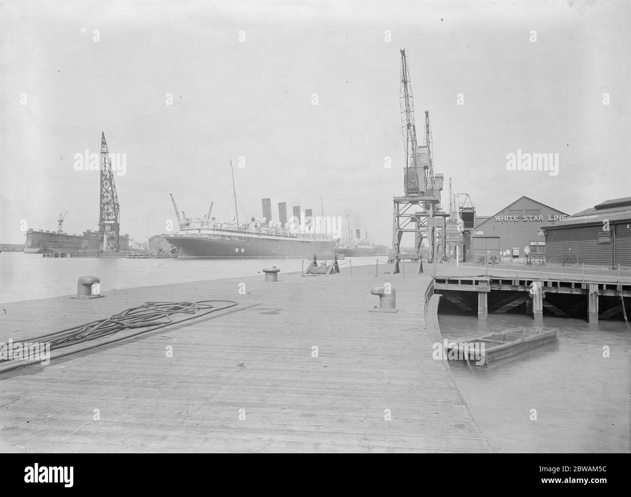 Nel porto di Southampton con le capannoni delle Stelle bianche e le capannoni delle Cunard Line. Il RMS Mauretania sta aspettando Foto Stock