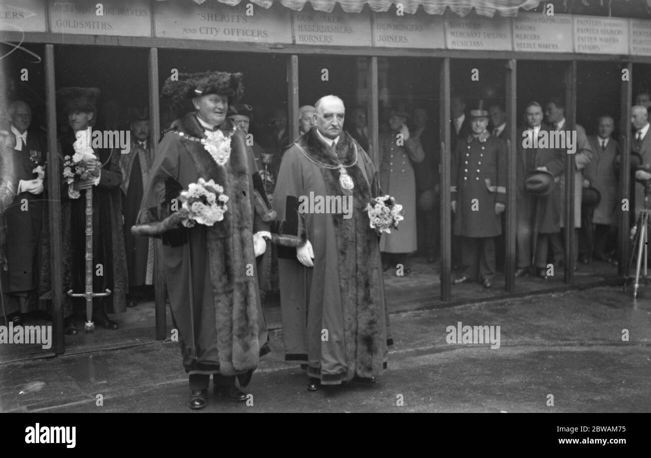 Inaugurazione del nuovo Sindaco del Signore nella Guildhall . Sir William Waterlow ( in pensione ) , ha lasciato il nuovo Signore Sindaco , Sir William Phene Neal 29 settembre 1930 Foto Stock