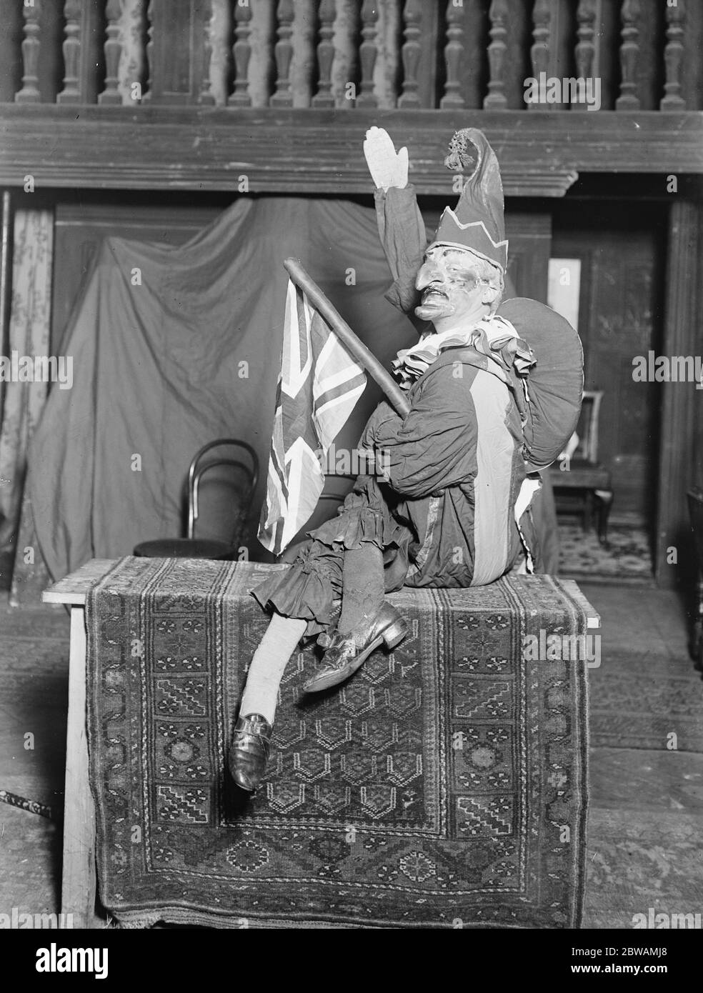 Punch umano . Charles Windermere dello Strand Theatre come " Punch " nella mostra umana " Punch and Judy " da presentare al Kensington Garden party in aiuto di forniture di guerra Foto Stock