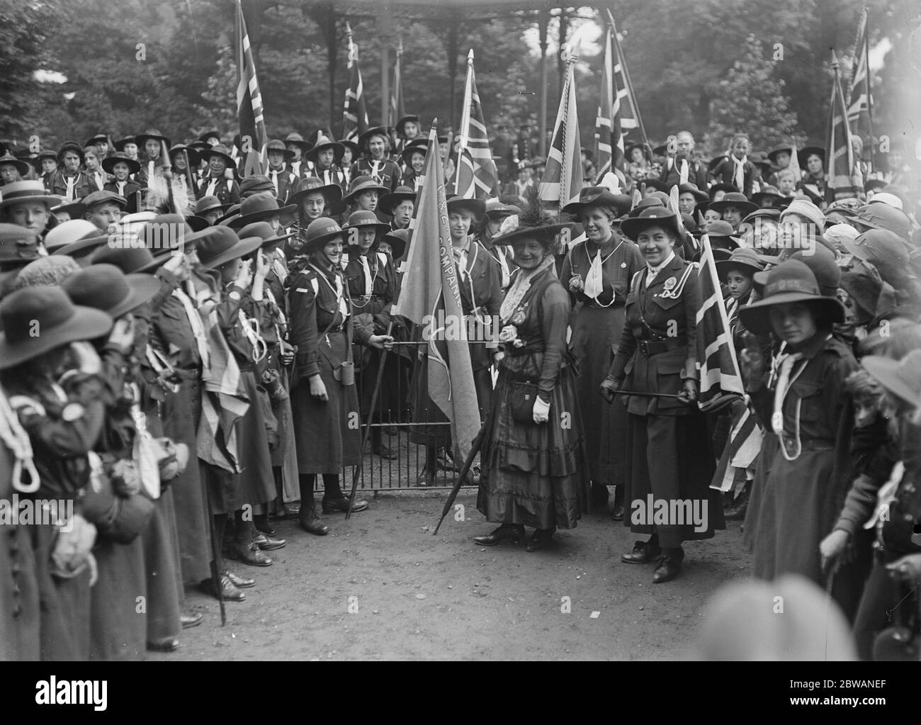 Rally di Londra Girl Guide a Battersea Park . Lord Meath , la signorina Agnes Baden Powell e la moglie dell'ambasciatore giapponese Foto Stock