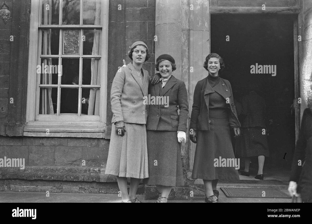 Incontro della caccia al Warwickshire all'Upton House Miss A Faudell Phillips , Miss Faudel Phillips e Miss Rosemary Rothschild 1932 Foto Stock