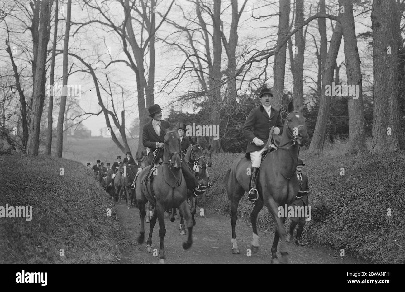 Incontro della caccia al Warwickshire a Upton House Lord Willoughby De Broke ( Joint Master ) e alla signora Smith Ryland che guida il campo 1932 Foto Stock
