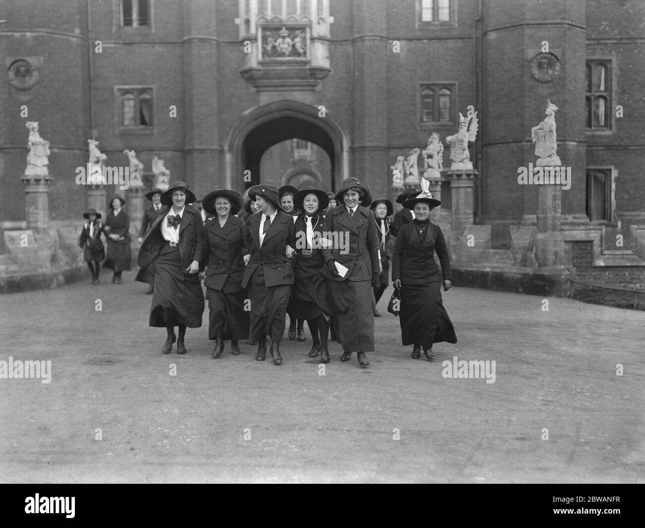 Guide per Ragazze in tedesco e inglese all'Hampton Court Foto Stock