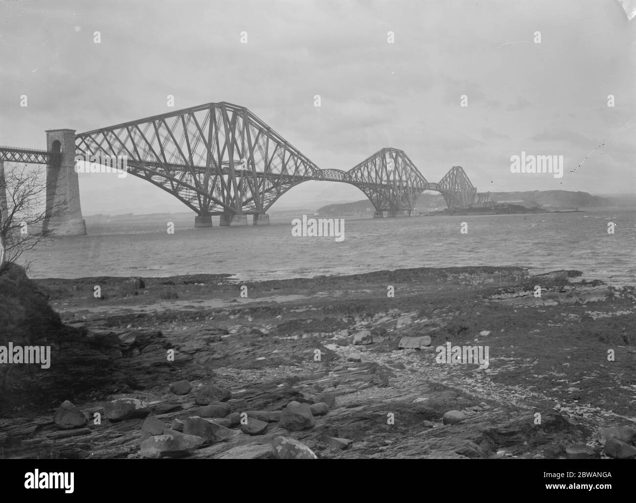 Il Forth Bridge un ponte ferroviario a sbalzo sul Firth of Forth, nella parte orientale della Scozia Foto Stock