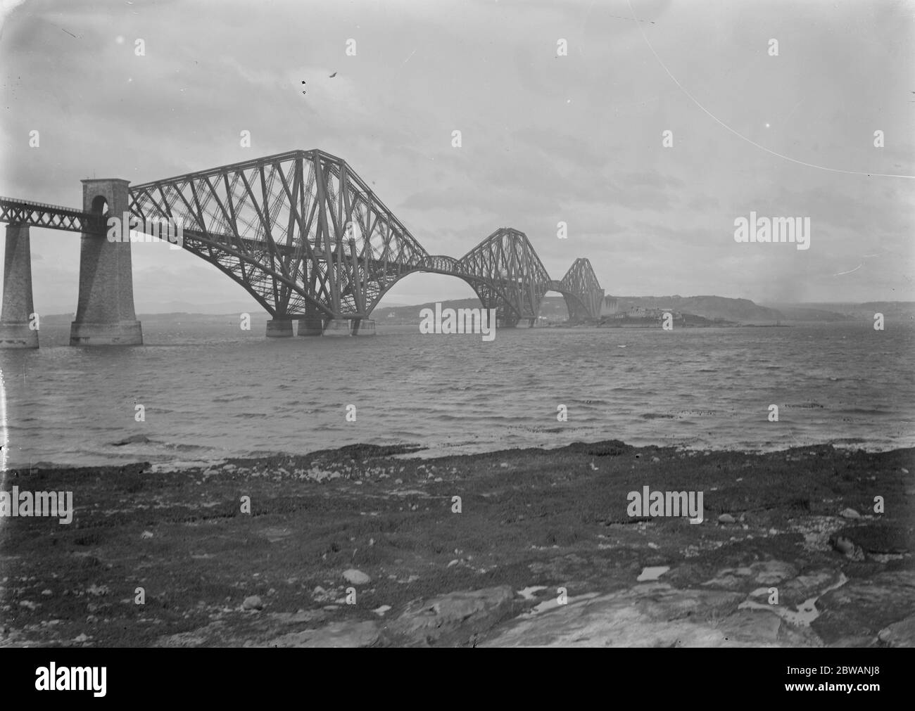 Il Forth Bridge un ponte ferroviario a sbalzo sul Firth of Forth, nella parte orientale della Scozia Foto Stock