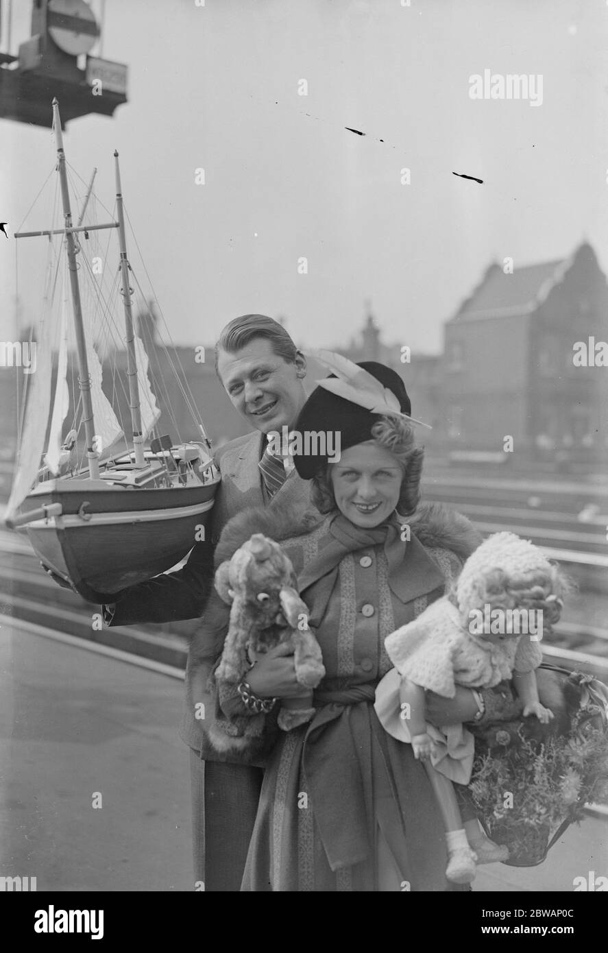 Alla stazione di Waterloo Londra , di ritorno dal suo tour sudafricano Miss Renee Houston e suo marito , Pat Aherne 11 aprile 1938 RenŽe Houston ( 24 luglio 1902 - 9 febbraio 1980 ) è stata una commedia scozzese e una commedia artista nata Katherina Houston Gibbin, Ha girato le sale di musica e ha revue con la sorella Billie Houston come le sorelle di Houston. Patrick Aherne ( 6 gennaio 1901 Ð 30 settembre 1970 ) è stato un Foto Stock