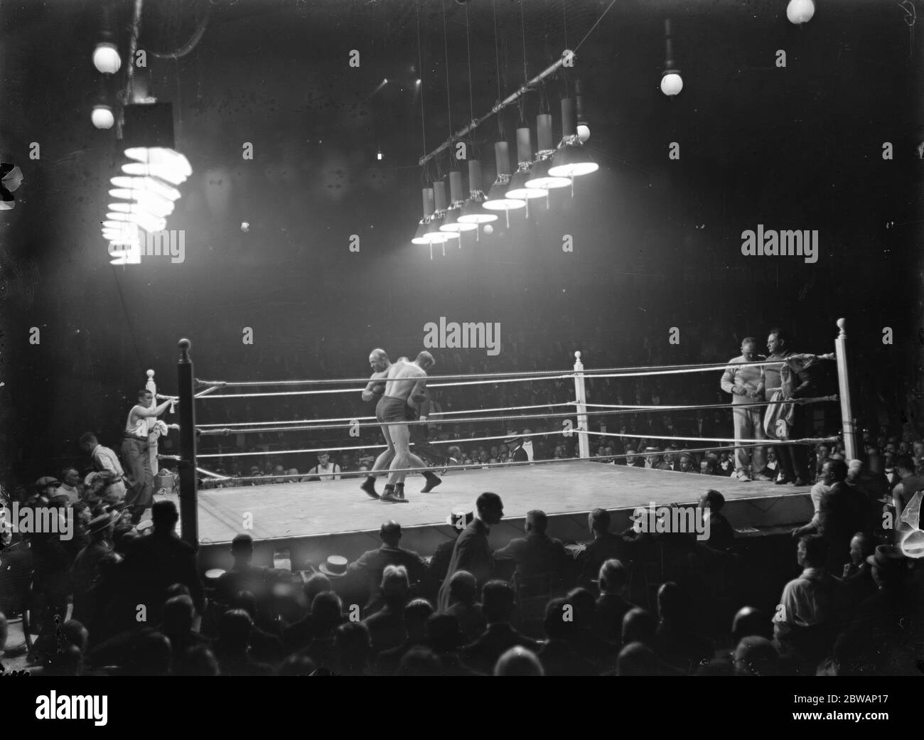 Bombardier Billy Wells contro Colin Bell . Fu poi determinato che Bell non avrebbe dovuto combattere Wells, perché era molto malato. Bell presto è stato in chirurgia per oltre due ore per coaguli di sangue 30 giugno 1914 Foto Stock