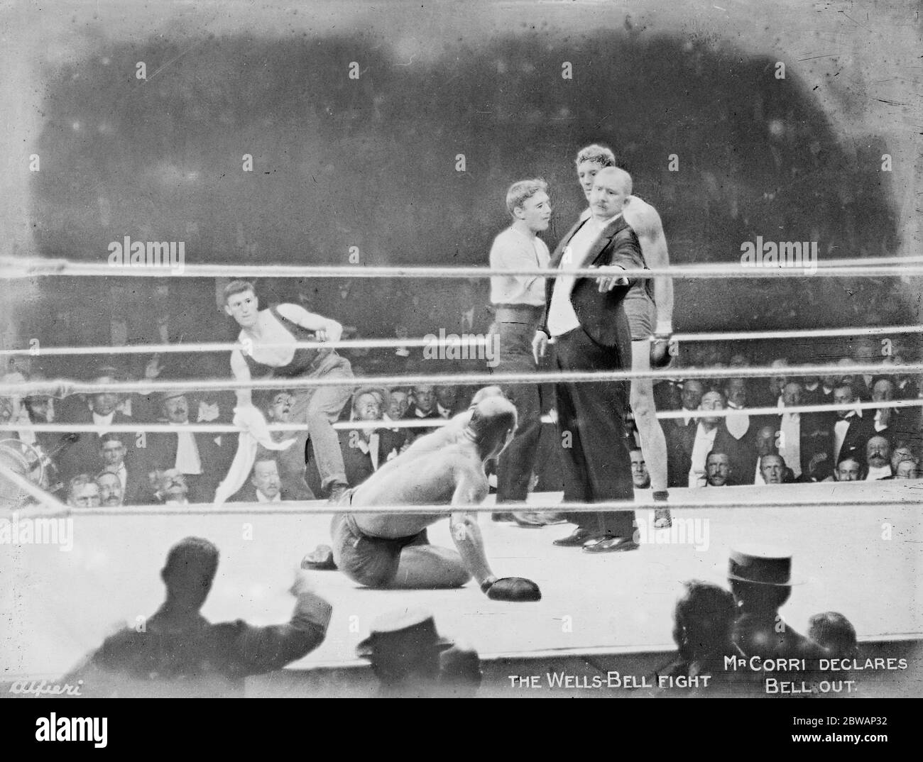Bombardier Billy Wells contro Colin Bell . Fu poi determinato che Bell non avrebbe dovuto combattere Wells, perché era molto malato. Bell presto è stato in chirurgia per oltre due ore per coaguli di sangue 30 giugno 1914 Foto Stock