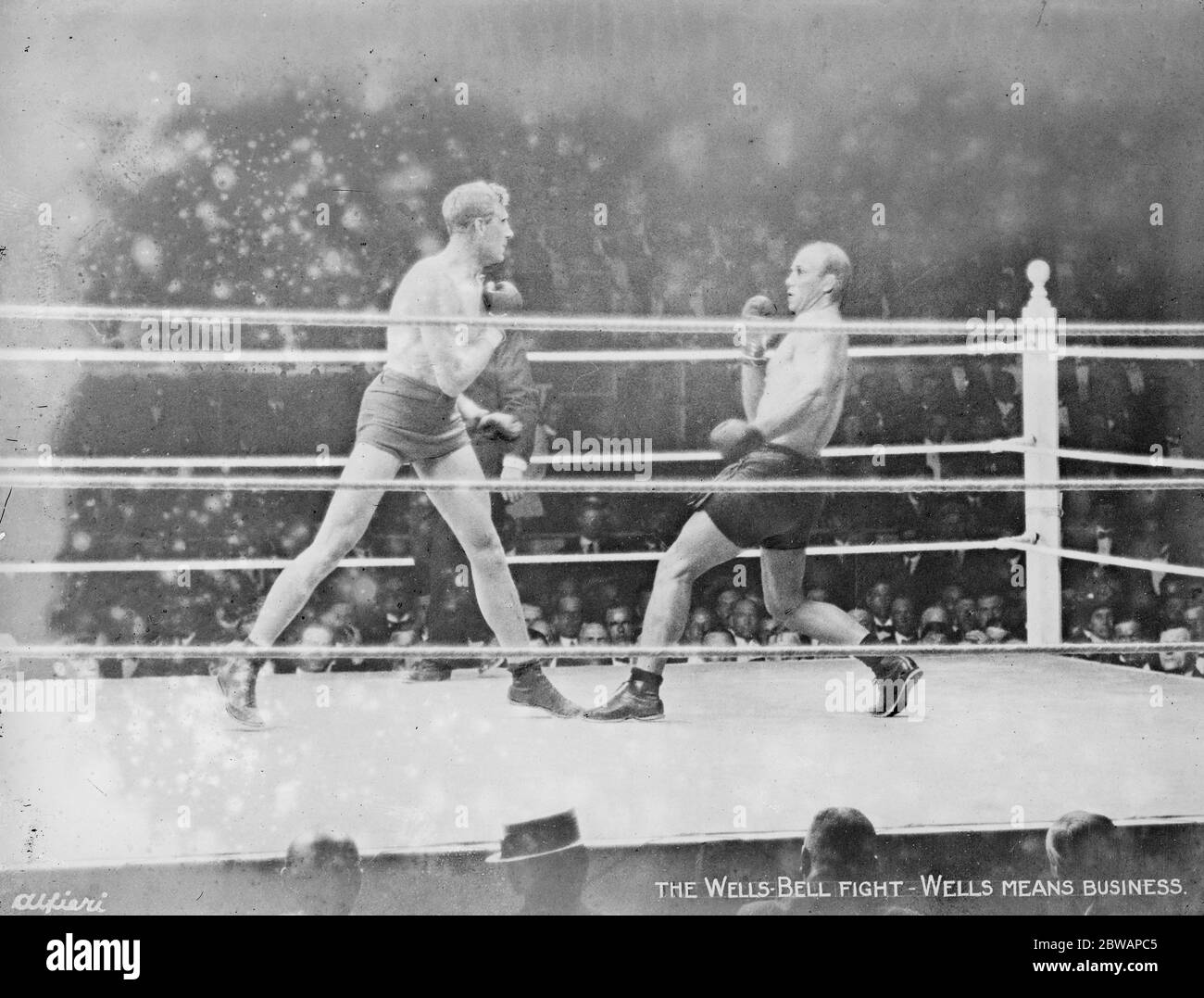 Bombardier Billy Wells contro Colin Bell . Fu poi determinato che Bell non avrebbe dovuto combattere Wells, perché era molto malato. Bell presto è stato in chirurgia per oltre due ore per coaguli di sangue 30 giugno 1914 Foto Stock