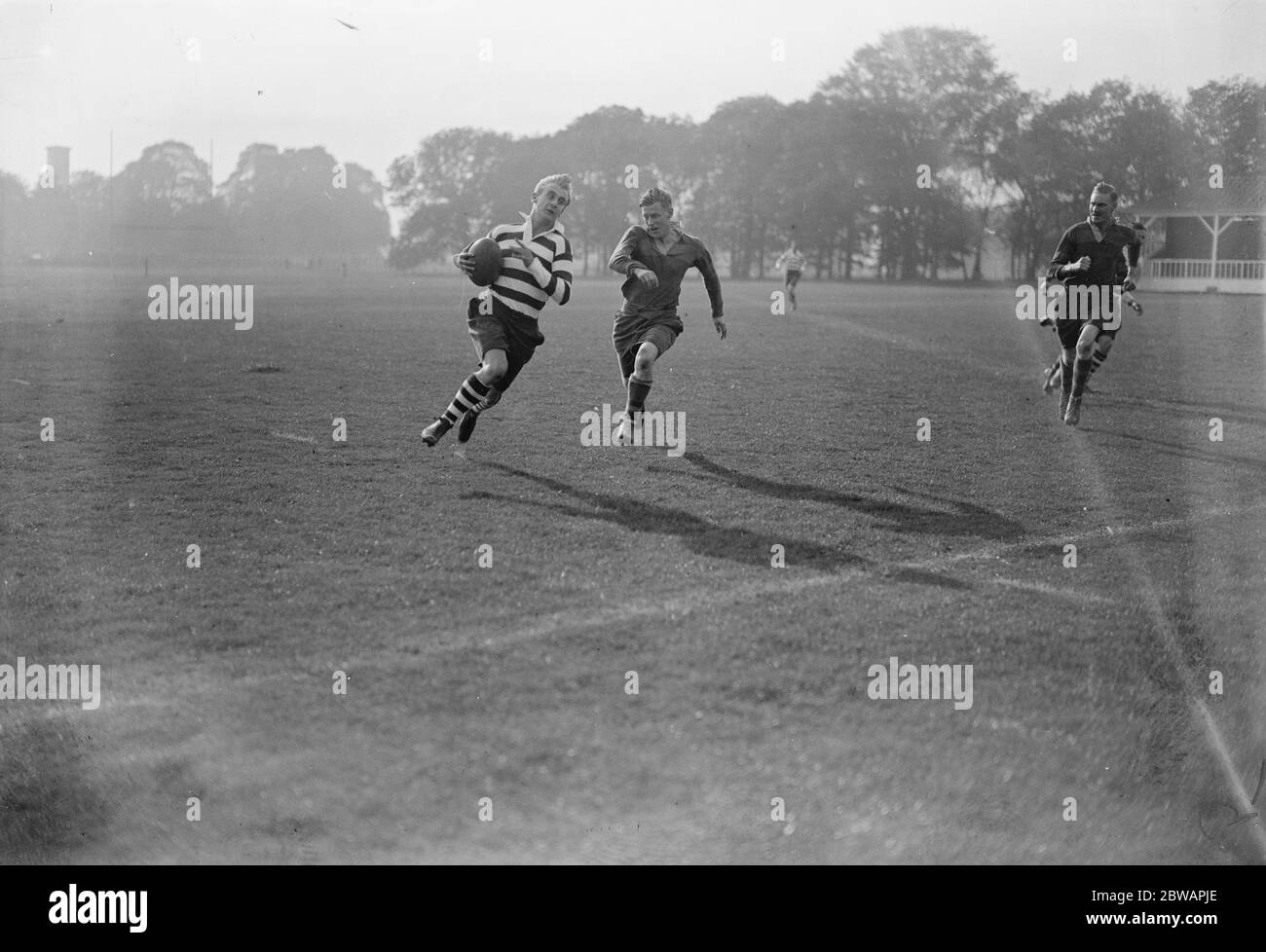 Rosslyn Park contro Old Blues all'Old Deer Park A Obolensky fa una corsa spettacolare per segnare la prima prova per Rosslyn Park 3 ottobre 1936 Foto Stock
