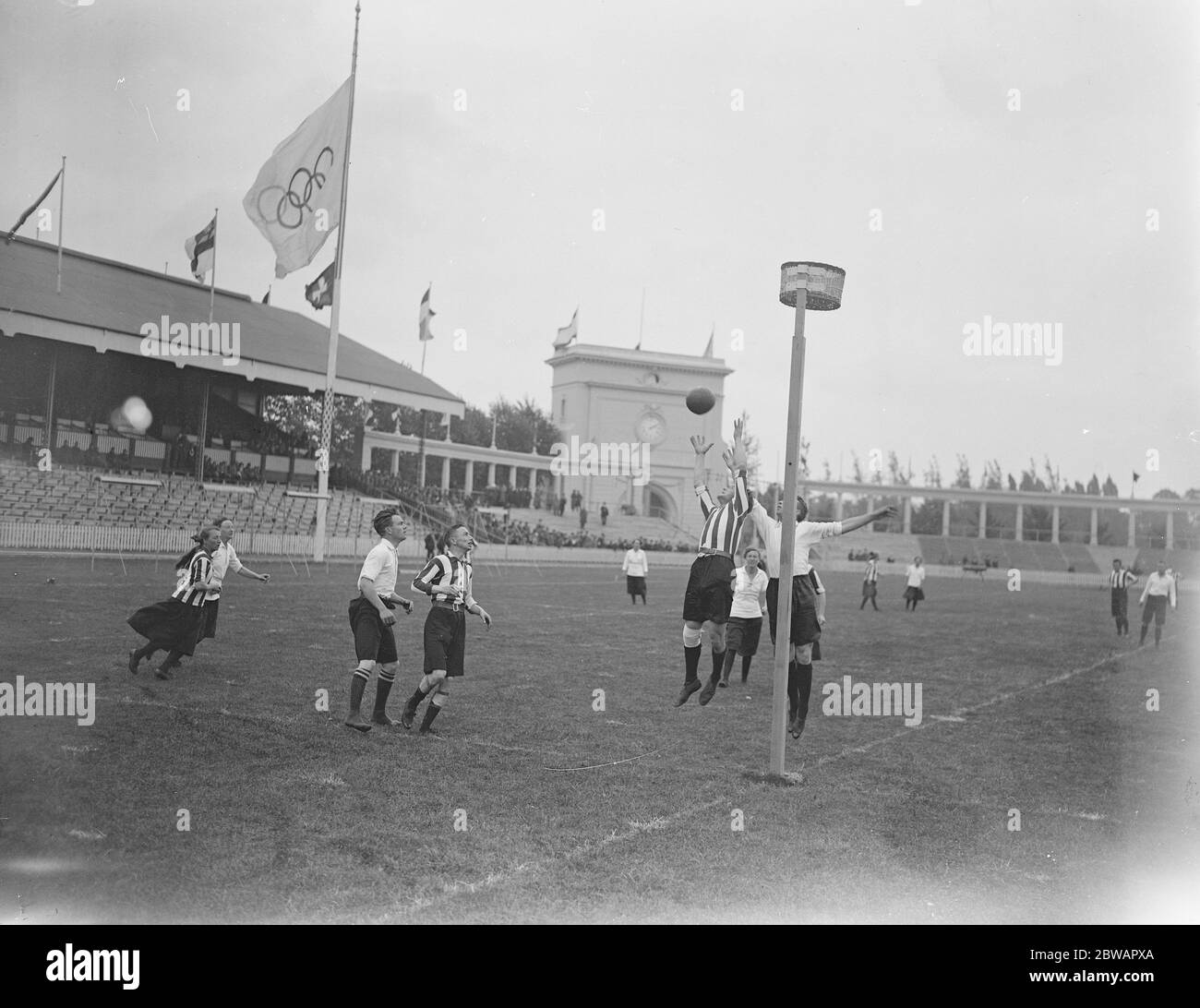 I Giochi Olimpici di Anversa Olanda danno una dimostrazione di Korfbal (Basket Ball ) con squadre miste . Uno dei giochi più popolari in questo paese 24 agosto 1920 Foto Stock
