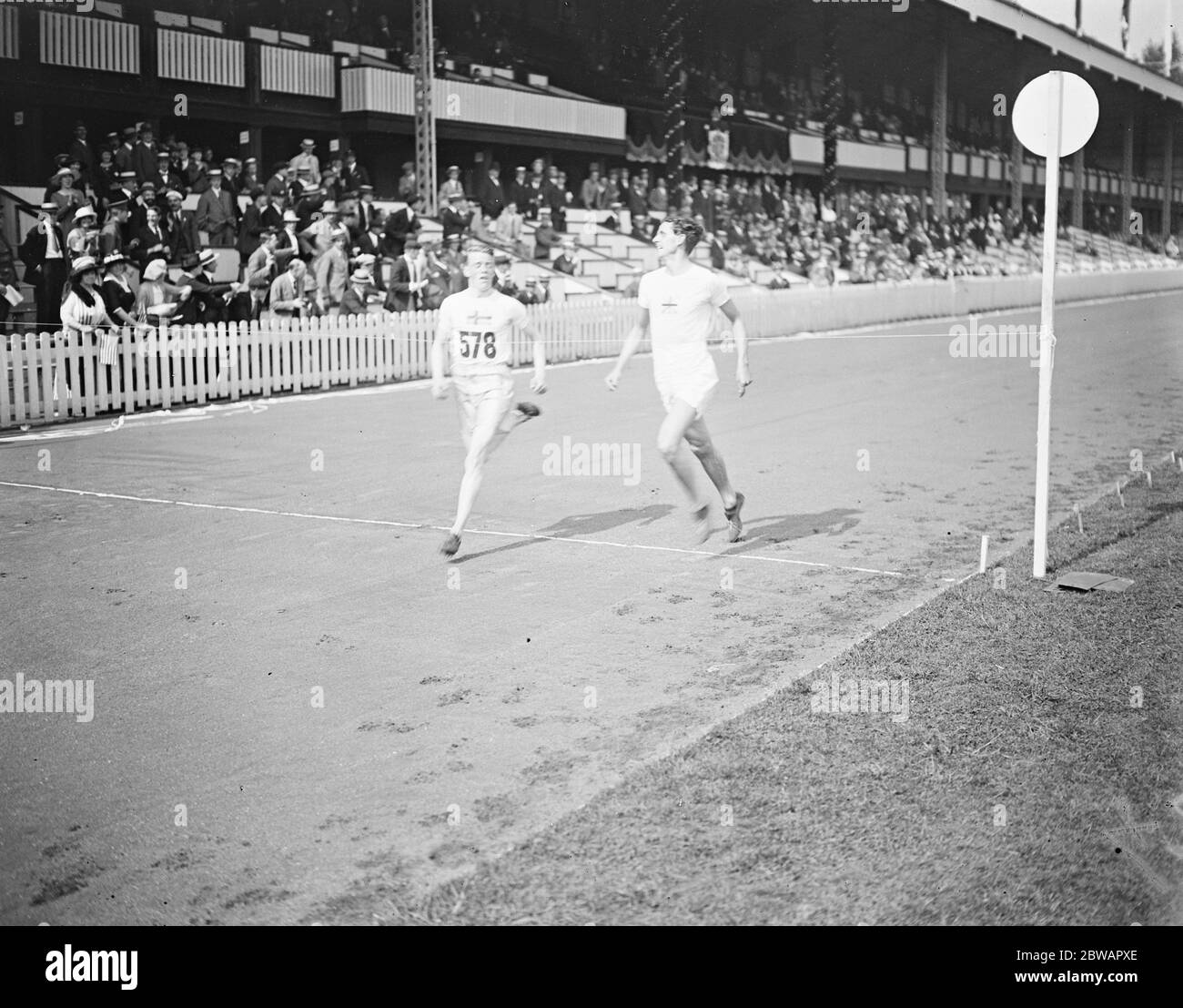 Giochi Olimpici ad Anversa Rudolf Falk (Svezia) vince la prima semifinale con Herbert Irwin di Gran Bretagna 2 agosto 17 1920 Foto Stock