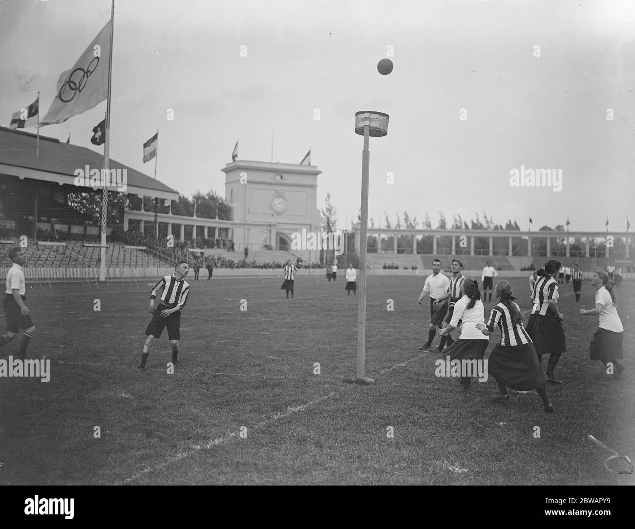 I Giochi Olimpici di Anversa Olanda danno una dimostrazione di Korfbal ( Basket Ball ) con squadre miste 24 agosto 1920 Foto Stock