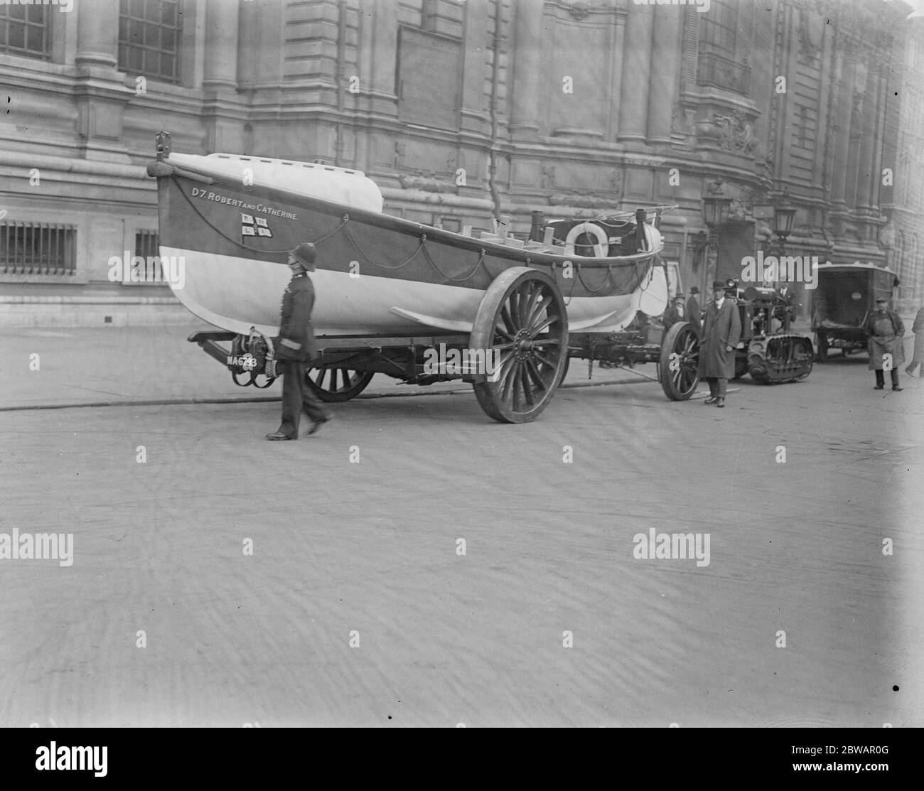 La scialuppa di salvataggio è stata portata a Londra per l'ispezione di sua altezza reale D 7 Robert & Catherine bagnino 28 aprile 1921 Foto Stock