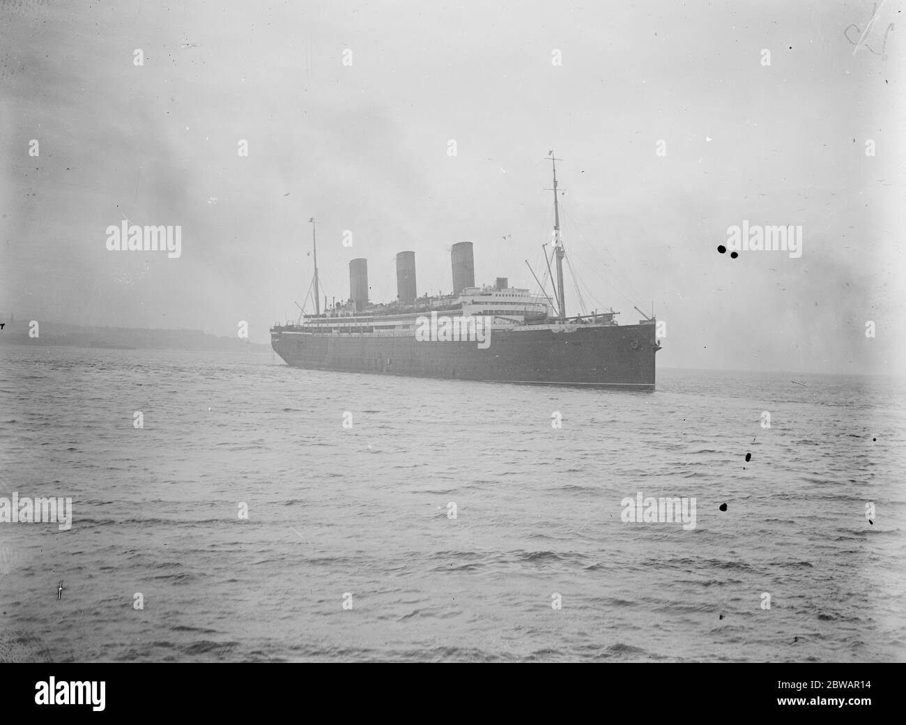 L'Imperatore parte da Liverpool . Primo viaggio sotto la bandiera britannica l'Imperatore sulla sua strada dopo la sua disattivazione a Hoboken, New Jersey all'inizio del 1919 23 febbraio 1920 Foto Stock