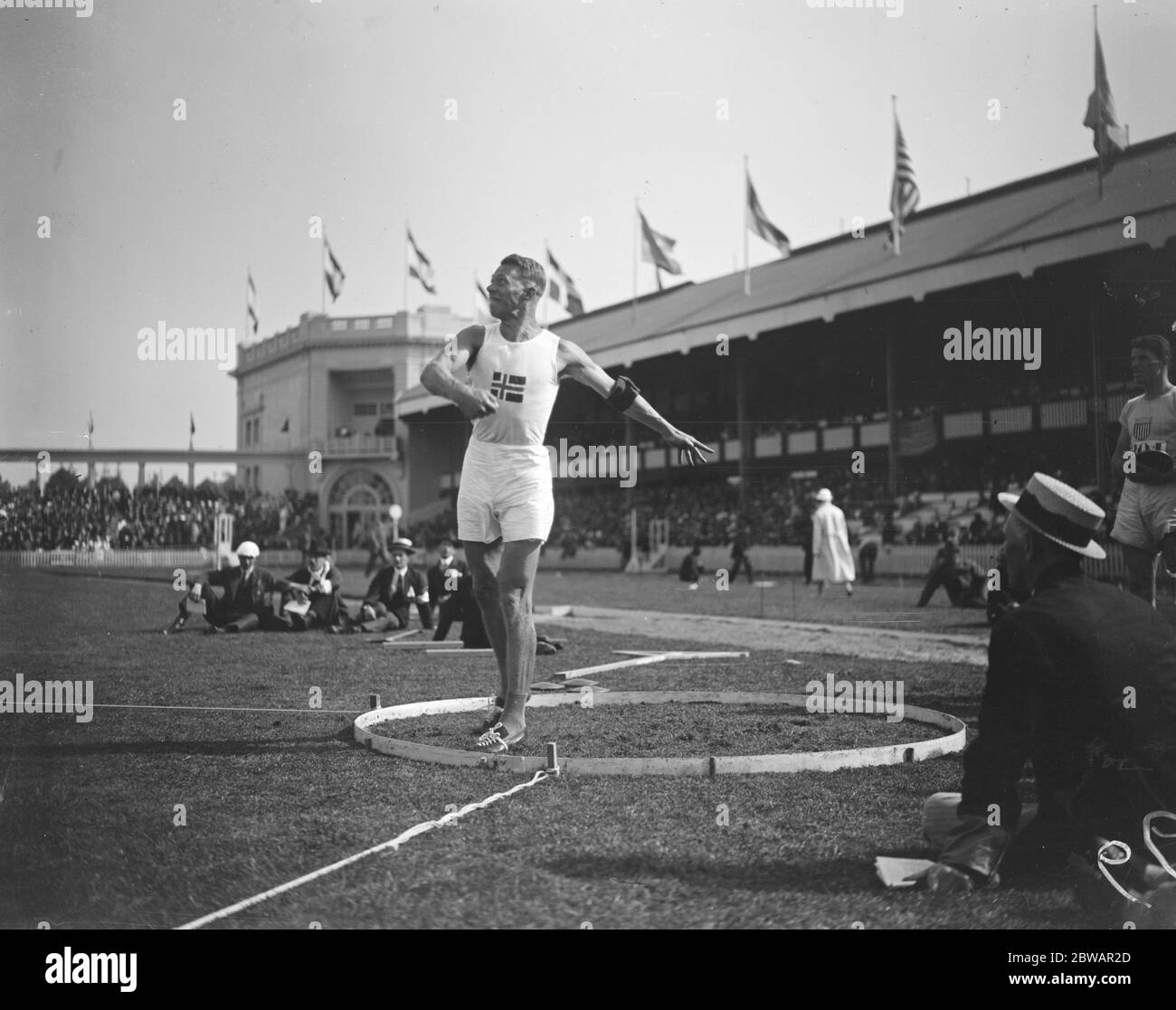 Giochi olimpici ad Anversa Helge Løvland (NOR) che gettano nel pentathlon 17 agosto 1920 Foto Stock