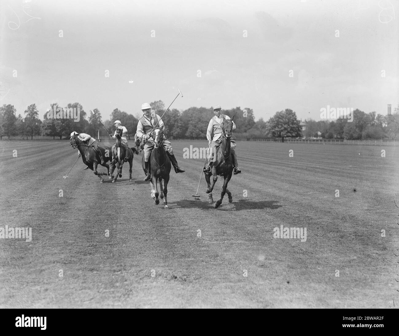 Lord Dalmeny al Polo Lord Dalmeny giocando per la squadra Blues in un gioco di pratica, tra giallo contro blu 6 maggio 1920 Foto Stock