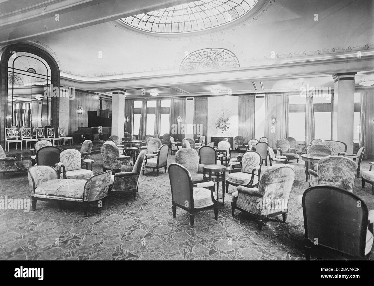 SS Parigi il salotto ( piattaforma rialzata con piano e fila di sedie all'estrema sinistra . Poltrone raggruppate nella stanza) 30 Maggio 1922 Foto Stock