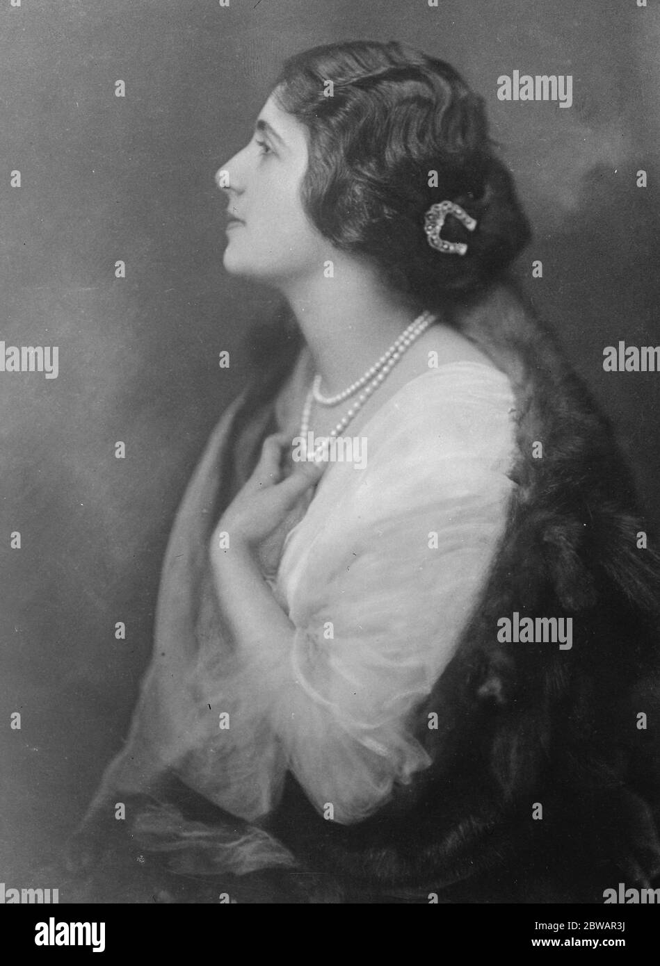 Uno studio della Baronessa Morpurgo , una delle donne più belle d' Italia . La baronessa , che è una padrona di casa di spicco sia a Roma che a Vienna, sta cedendo il suo palazzo in quest'ultima città, trovando la vita attuale in Austria ' troppo faticosa ' 7 luglio 1922 Foto Stock
