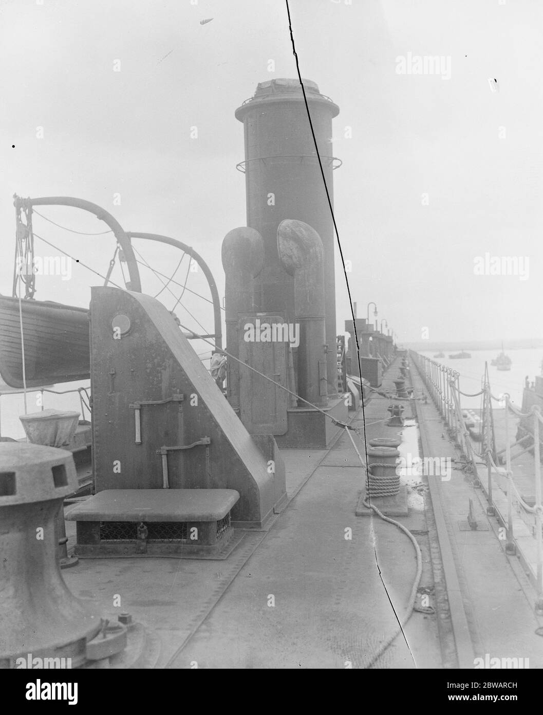 Gigantesco molo galleggiante tedesco Surreted una struttura incredibile ormeggiata a Sheerness enorme molo galleggiante tedesco, n. 23 ormeggiato a Port Victoria , Shierness View del ponte del molo 3 maggio 1921 Foto Stock