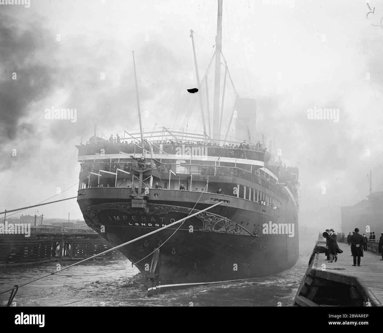 L'Imperatore parte da Liverpool . Primo viaggio sotto la bandiera britannica l'Imperatore sulla sua strada dopo la sua disattivazione a Hoboken, New Jersey all'inizio del 1919 23 febbraio 1920 Foto Stock