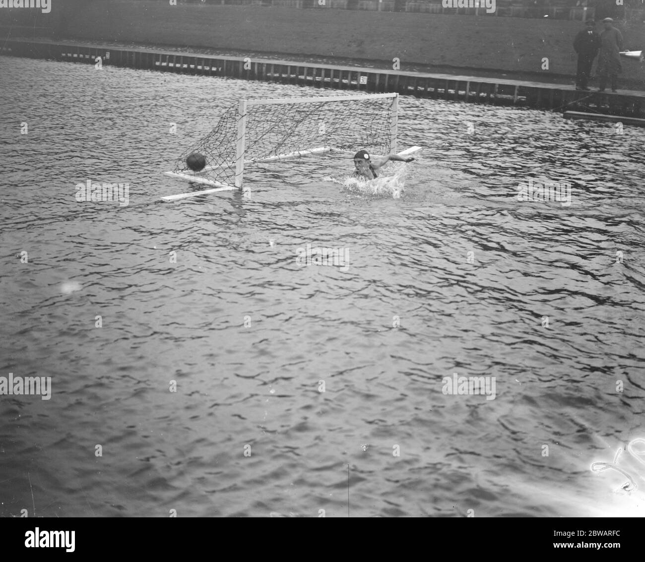 Giochi olimpici al polo acquatico di Anversa, Spagna contro Italia il goalie italiano fa un risparmio e uno splash 24 agosto 1920 Foto Stock
